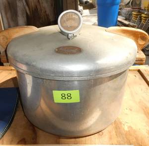 Vintage pressure cooker in good condition