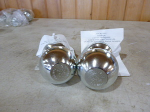 lot 15 image: 2 Valley 2 516 Tow Balls