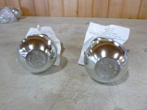 lot 16 image: 2 Valley 2 516 Tow Balls