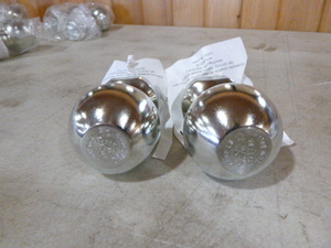 lot 17 image: 2 Valley 2 516 Tow Balls