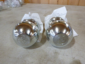 lot 18 image: 2 Valley 2 516 Tow Balls