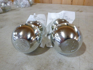 lot 19 image: 2 Valley 2 516 Tow Balls