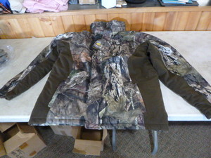 lot 201 image: Mossy Oak Yukon Gear Hunting Jacket
