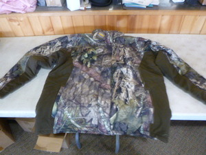 lot 202 image: Mossy Oak Yukon Gear Hunting Jacket
