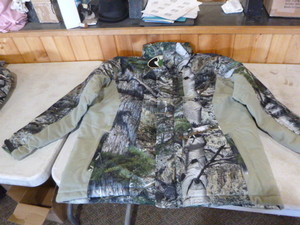 lot 203 image: Mossy Oak Yukon Gear Hunting Jacket
