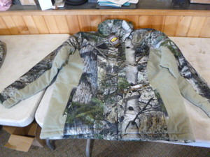 lot 204 image: Mossy Oak Yukon Gear Hunting Jacket