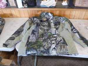 lot 205 image: Mossy Oak Yukon Gear Hunting Jacket