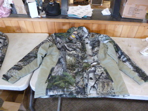 lot 206 image: Mossy Oak Yukon Gear Hunting Jacket