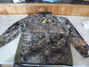 lot 207 image: Mossy Oak Yukon Gear Hunting Jacket