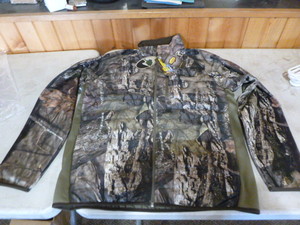 lot 209 image: Mossy Oak Yukon Gear Hunting Jacket