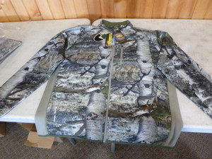 lot 210 image: Mossy Oak Yukon Gear Hunting Jacket