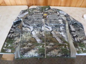 lot 211 image: Mossy Oak Yukon Gear Hunting Jacket