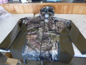 lot 213 image: Mossy Oak Yukon Gear Hunting Jacket