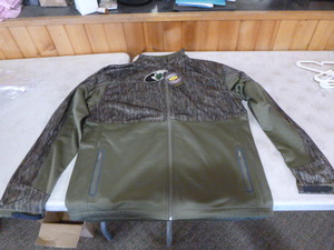 lot 214 image: Mossy Oak Yukon Gear Hunting Jacket