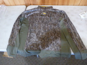 lot 215 image: Mossy Oak Yukon Gear Pull-Over Hunting Jacket
