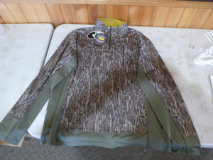 lot 216 image: Mossy Oak Yukon Gear Pull-Over Hunting Jacket