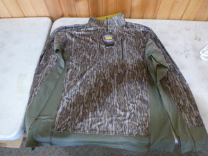 lot 217 image: Mossy Oak Yukon Gear Pull-Over Hunting Jacket