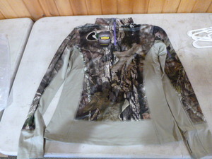 lot 218 image: Mossy Oak Yukon Gear Pull-Over Hunting Jacket