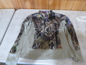 lot 219 image: Mossy Oak Yukon Gear Pull-Over Hunting Jacket