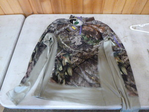 lot 220 image: Mossy Oak Yukon Gear Pull-Over Hunting Jacket