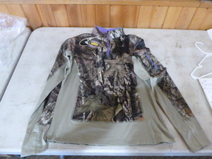 lot 221 image: Mossy Oak Yukon Gear Pull-Over Hunting Jacket