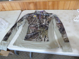 lot 223 image: Mossy Oak Yukon Gear Pull-Over Hunting Jacket