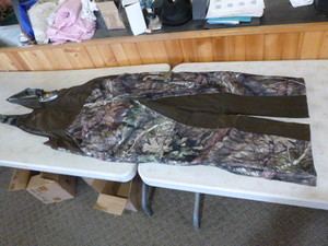 lot 225 image: Mossy Oak Yukon Gear Hunting Bibs