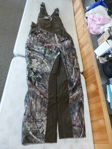 lot 226 image: Mossy Oak Yukon Gear Hunting Bibs