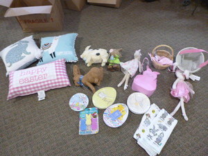lot 357 image: Lot of Easter Dcor