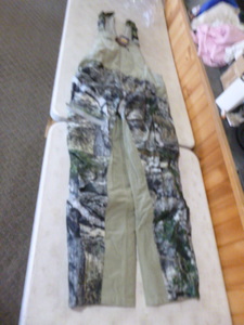 lot 229 image: Mossy Oak Yukon Gear Hunting Bibs