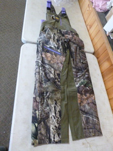 lot 236 image: Mossy Oak Yukon Gear Hunting Bibs