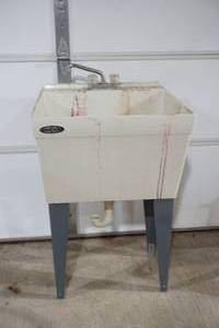 lot 177 image: Utilatub utility sink