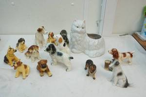 lot 5 image: ceramic dogs and ceramic cat