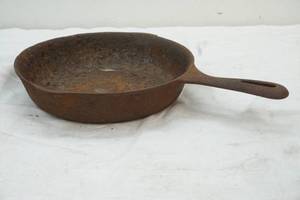 lot 11 image: cast iron frying pan