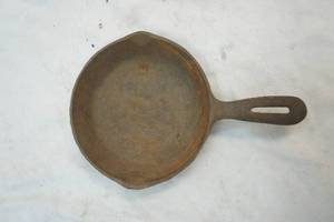 lot 12 image: cast iron frying pan