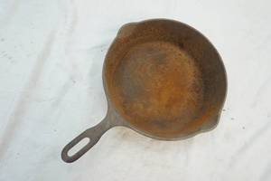 lot 14 image: cast iron deep dish chicken pan