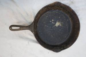 lot 15 image: cast iron frying pan