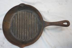 lot 16 image: Benjamin & Medwin cast iron frying pan