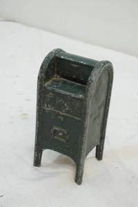 lot 32 image: vintage U.S. Mailbox