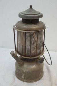 lot 77 image: Coleman camping lantern