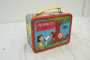 lot 82 image: vintage Peanuts lunch box