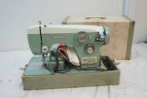 lot 90 image: sewing machine
