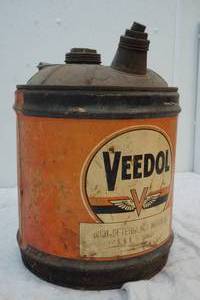 lot 104 image: vintage Veedol 5gl oil can