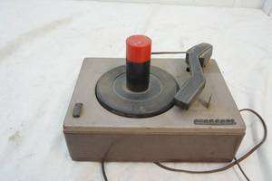 lot 143 image: vintage Crescent record player for 45s