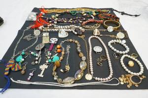 lot 192 image: jewelry
