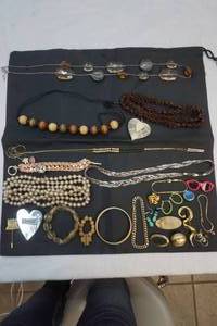 lot 193 image: jewelry