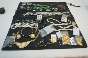 lot 194 image: jewelry