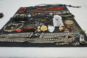 lot 195 image: jewelry