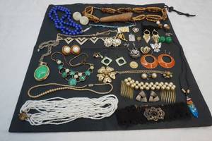 lot 196 image: jewelry