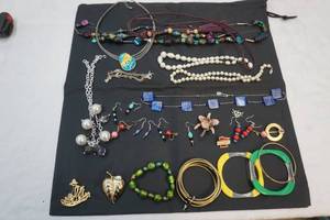 lot 197 image: jewelry